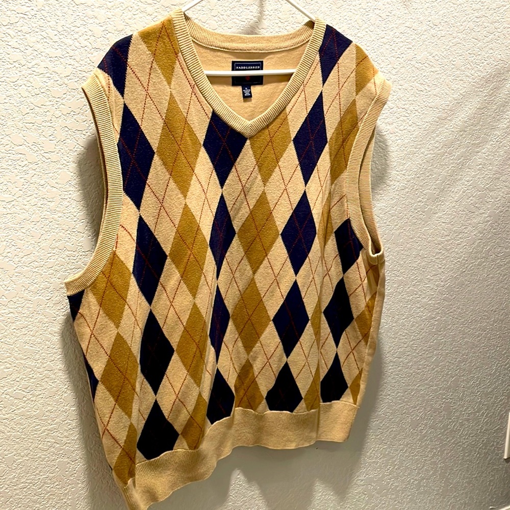 Saddlebred men’s XL argyle sweater vest tan with navy and brown💼